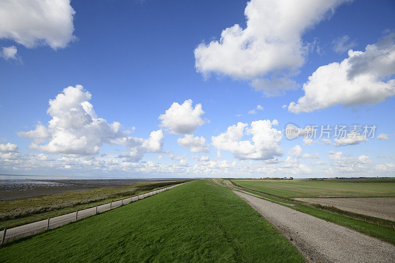 在荷兰北部的瓦登海自然保护区“de Wadden”有一个堤坝的空旷景观